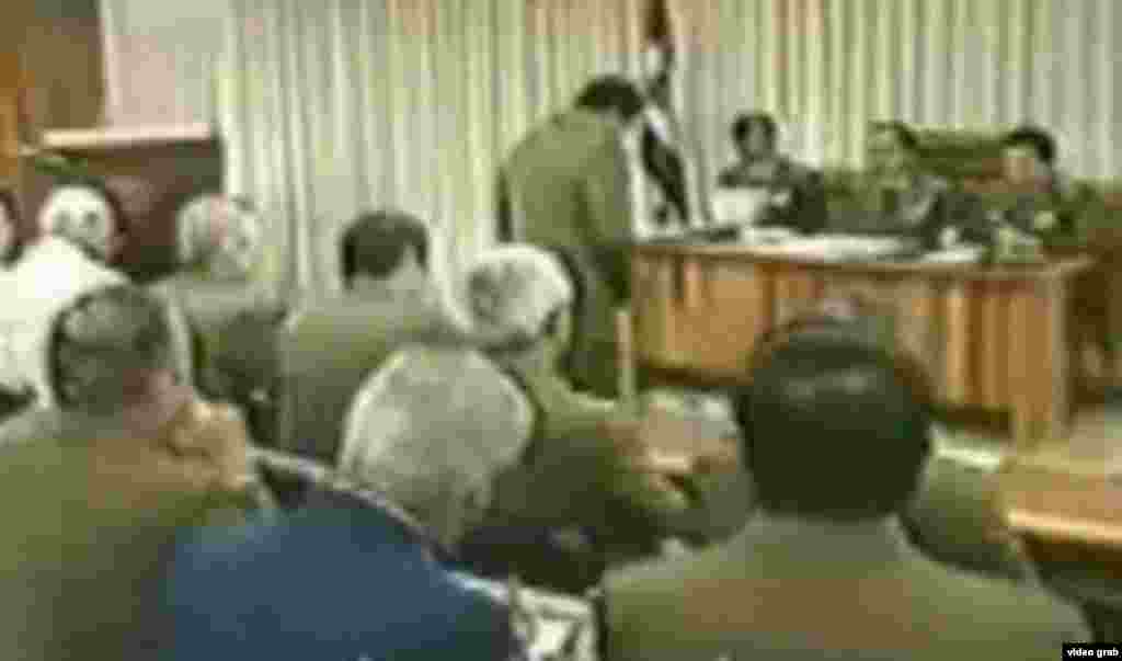 El juicio al general Arnaldo Ochoa y el papel del gobierno cubano en la red de narcotráfico fueron explicados en detalle a nuestros oyentes en la isla. Bajo el riguroso guión de Castro se estructuró el espectáculo en cuatro actos públicos: el arresto, el Tribunal de Honor, la Causa 1 del Tribunal Militar Especial, y la reunión del Consejo de Estado. Además del previsible colofón privado: el fusilamiento.