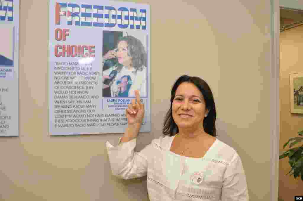 Laura María posa junto a un cartel de su madre Laura Pollán, fundadora del Movimiento Damas de Blanco. En el 2011, la muerte fulminante de Pollán causó gran repercusión en la isla y ocupó un espacio primordial en nuestra programación.